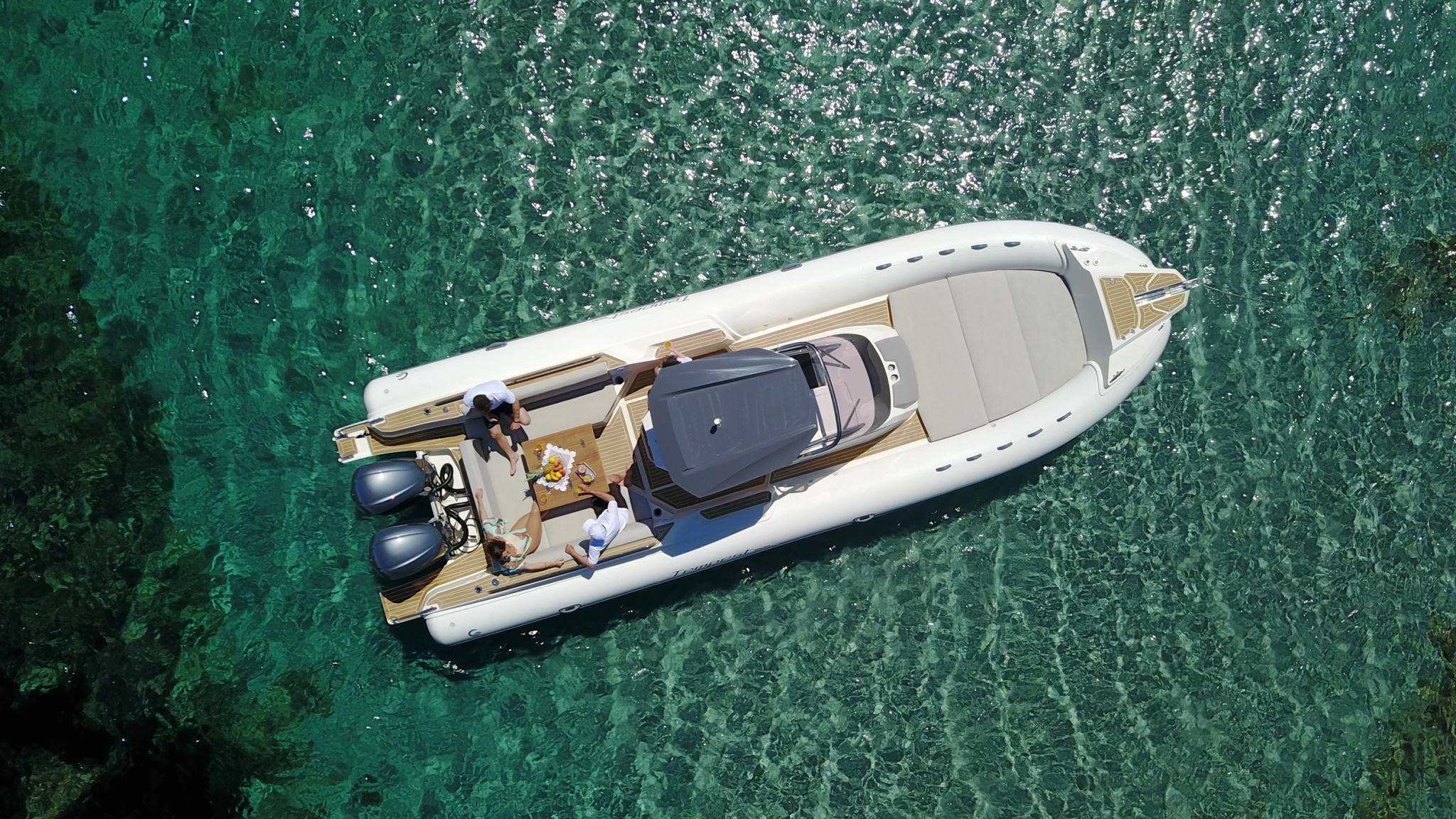 Bateau neuf blanc et beige amarré en Corse chez un concessionnaire de bateaux