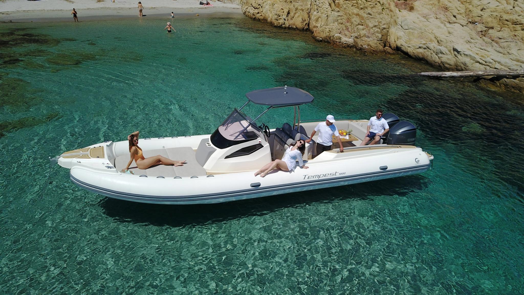 Bateau de luxe blanc Tempest ancré en Corse avec passagers profitant des eaux turquoise cristallines