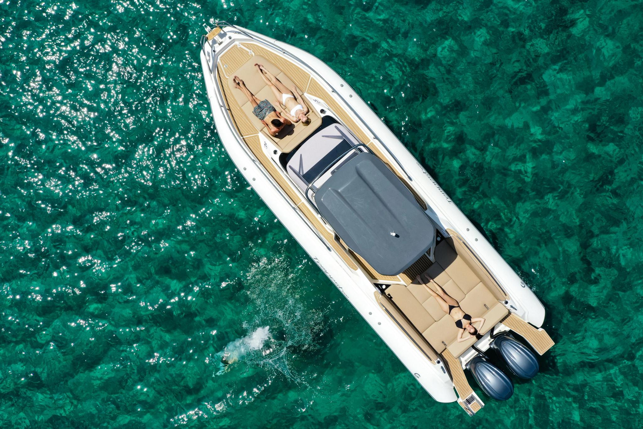 Vue aérienne d'un bateau neuf blanc et beige de concessionnaire bateaux en Corse