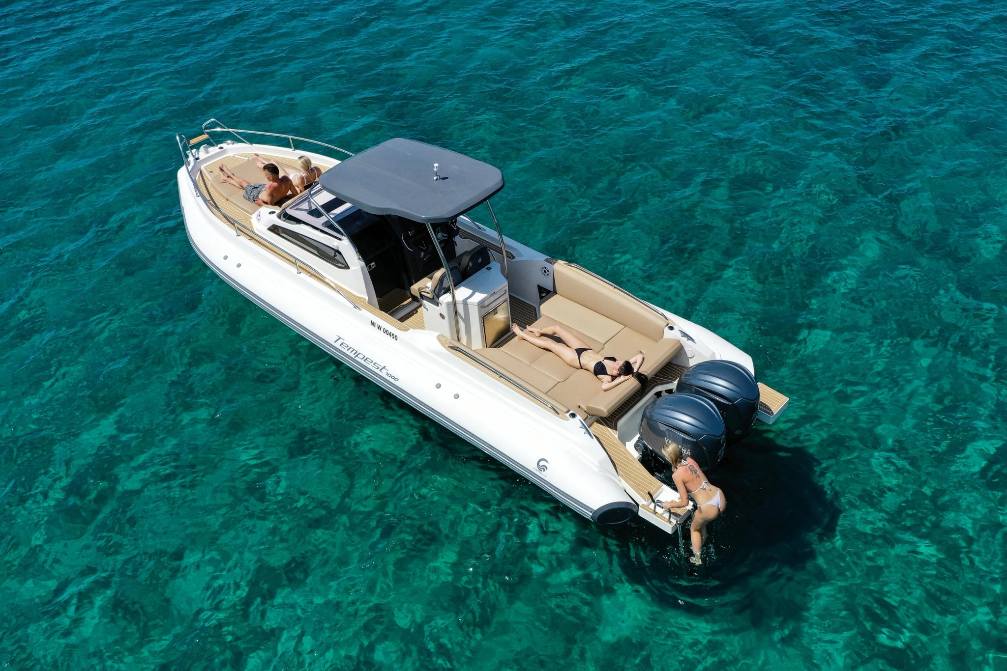 Bateau blanc neuf en Corse avec concessionnaire spécialisé dans les bateaux modernes