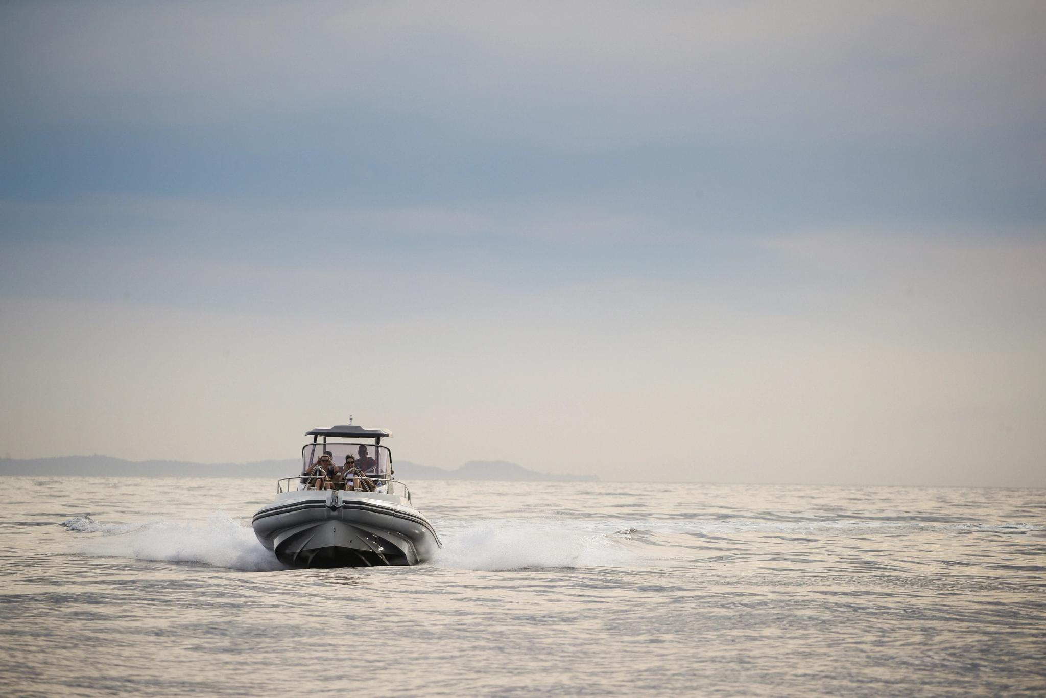 Bateau rapide naviguant en mer avec vagues, concessionnaire bateaux neufs en Corse