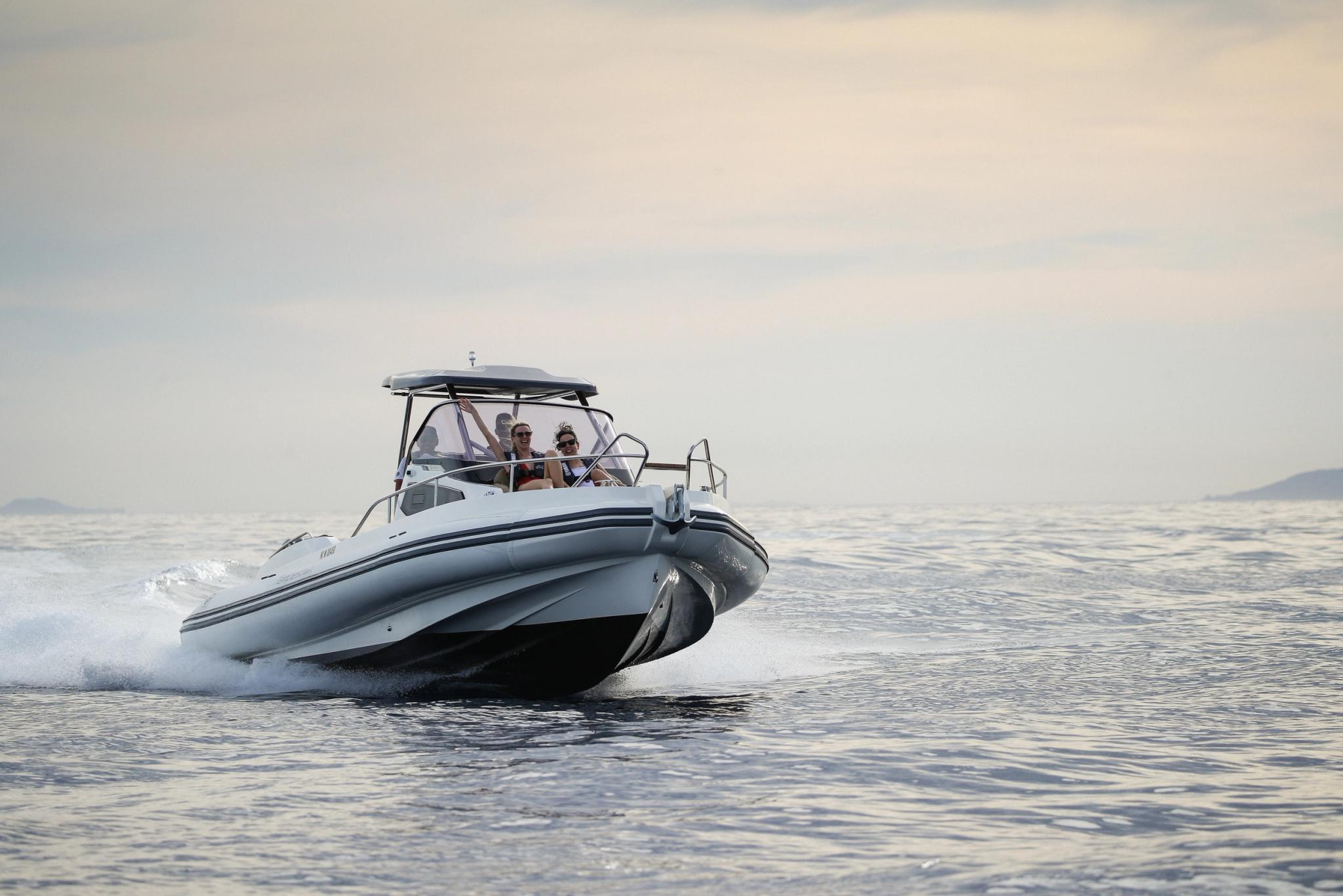 Concessionnaire de bateaux neufs en Corse proposant un speedboat blanc navigant près des côtes méditerranéennes
