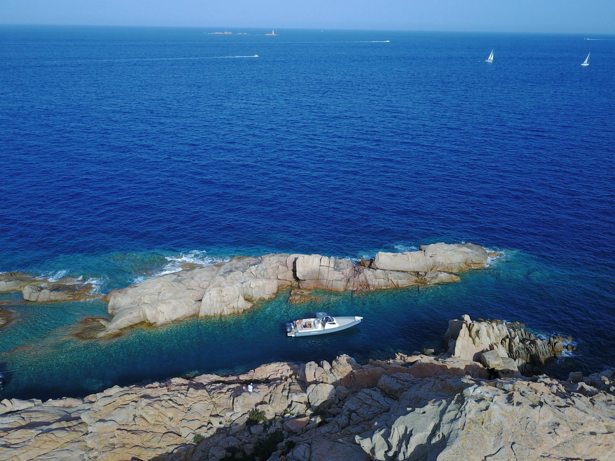 Un concessionnaire de bateaux neufs en Corse propose des embarcations dans des criques idylliques