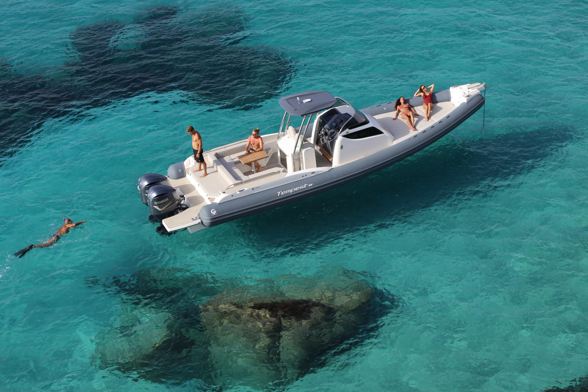 Bateau de luxe amarré en eaux turquoises corses avec passagers