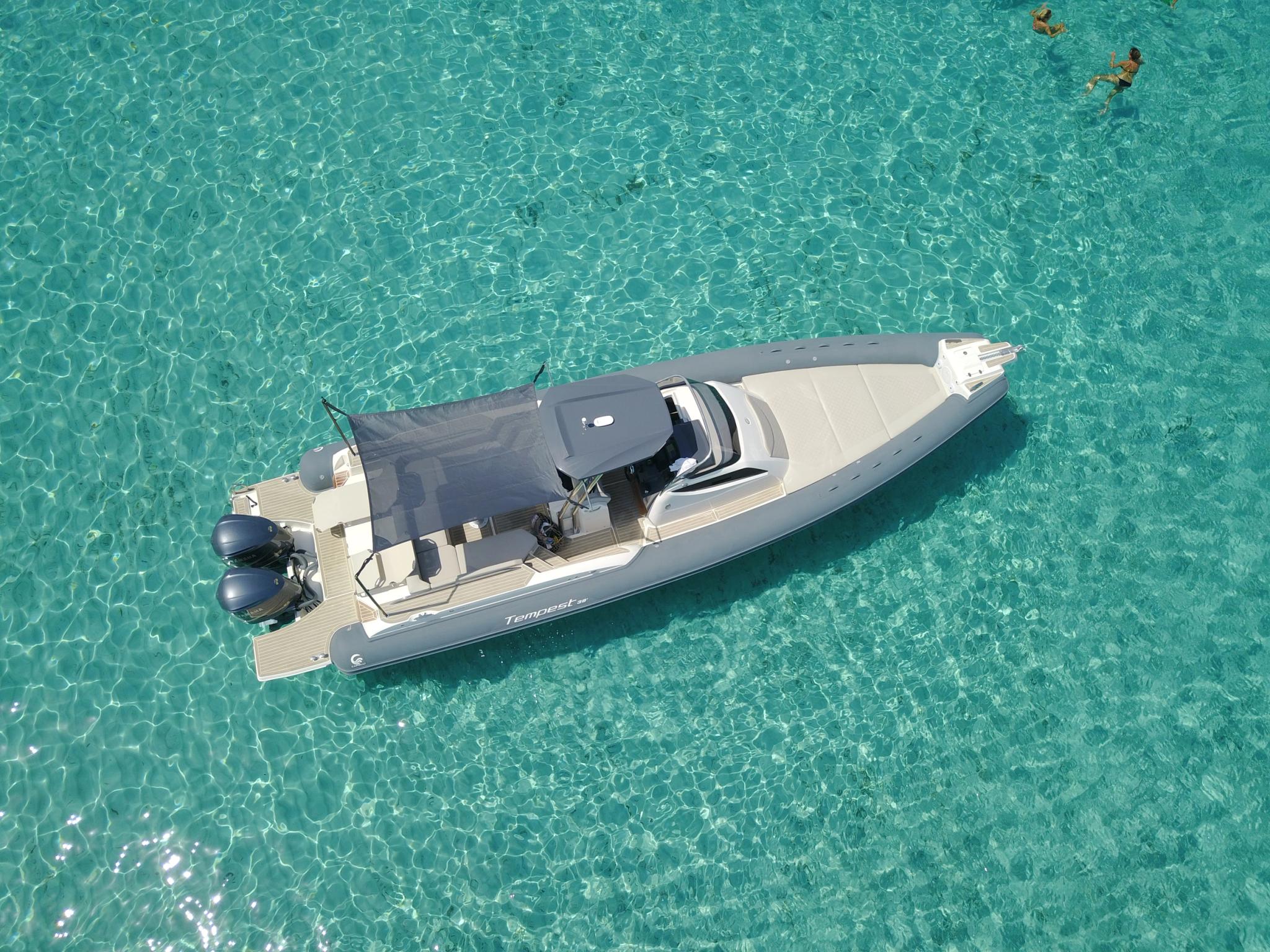 Bateau neuf amarré en Corse chez un concessionnaire de bateaux