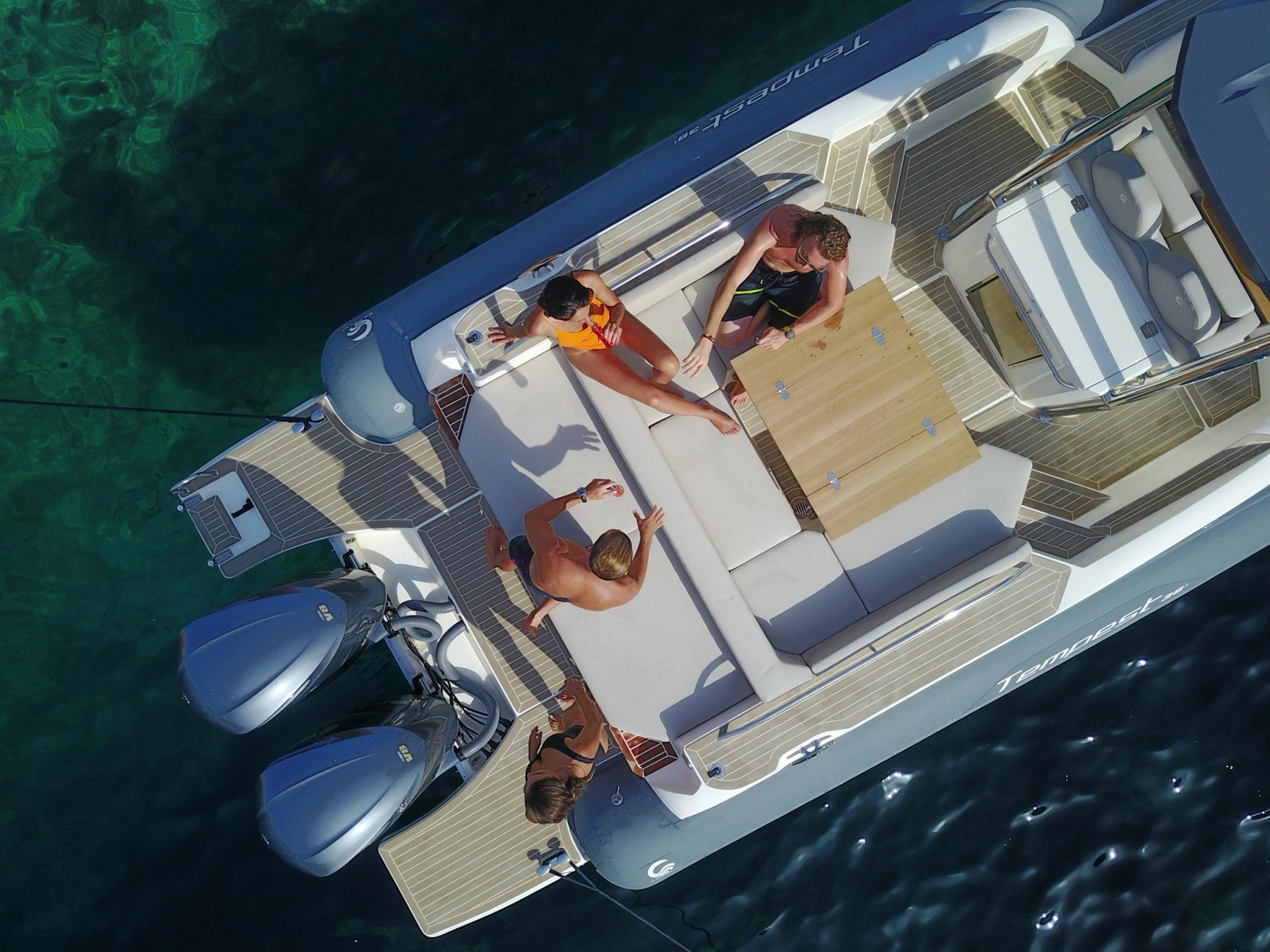 Vue aérienne d'un bateau neuf avec passagers en Corse proposé par un concessionnaire