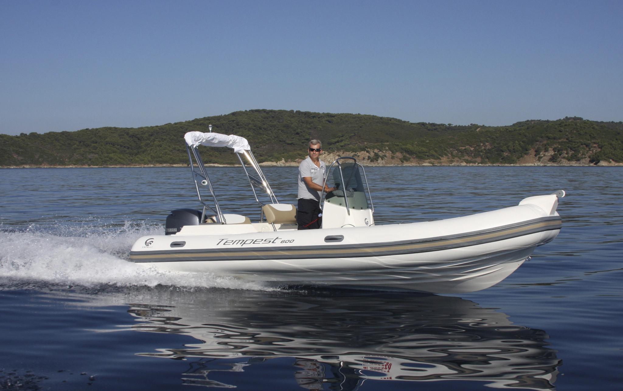 Bateau neuf Tempest 595 chez un concessionnaire de bateaux en Corse avec pilote