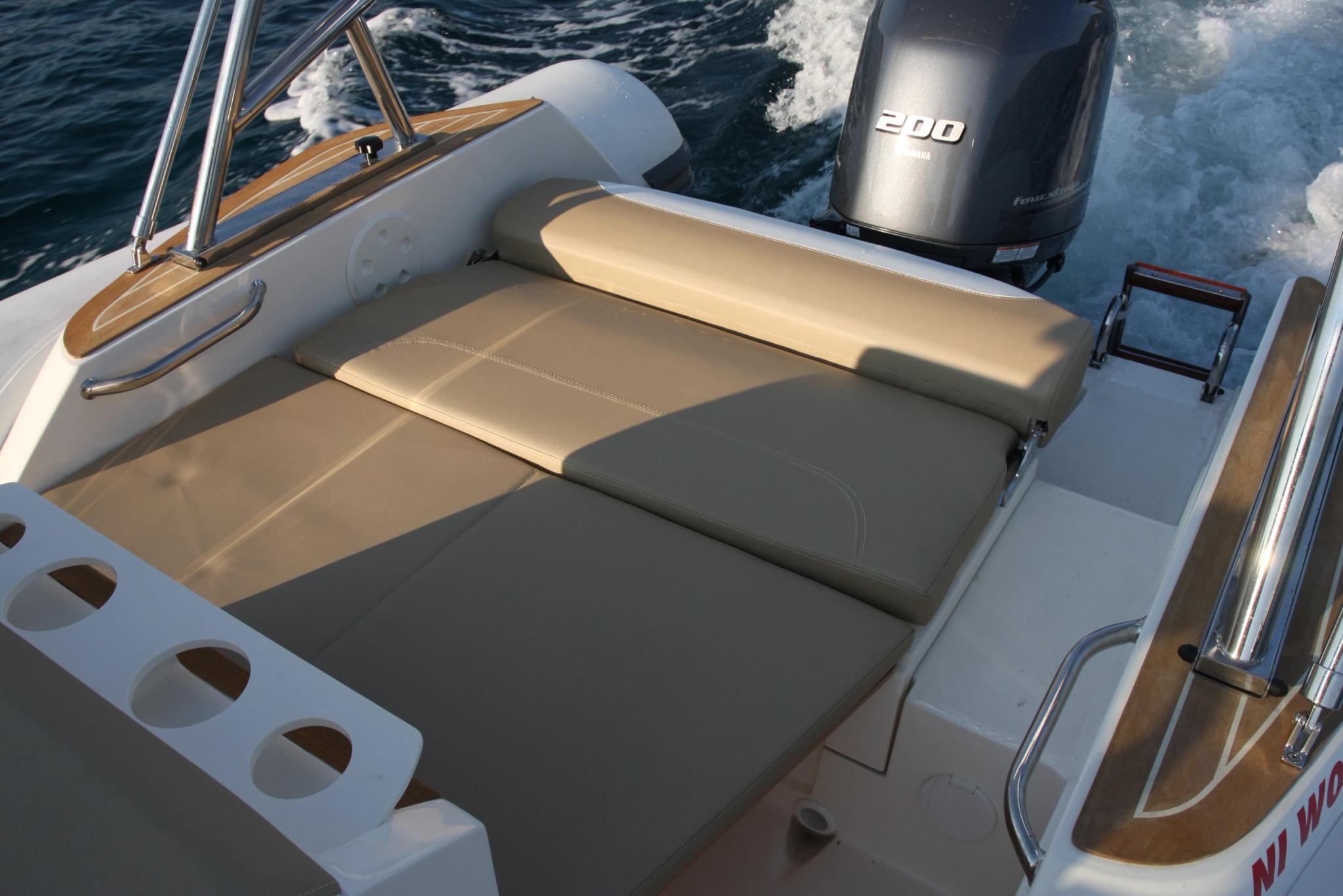 Bateau neuf avec sièges confortables vendu par concessionnaire bateaux en Corse