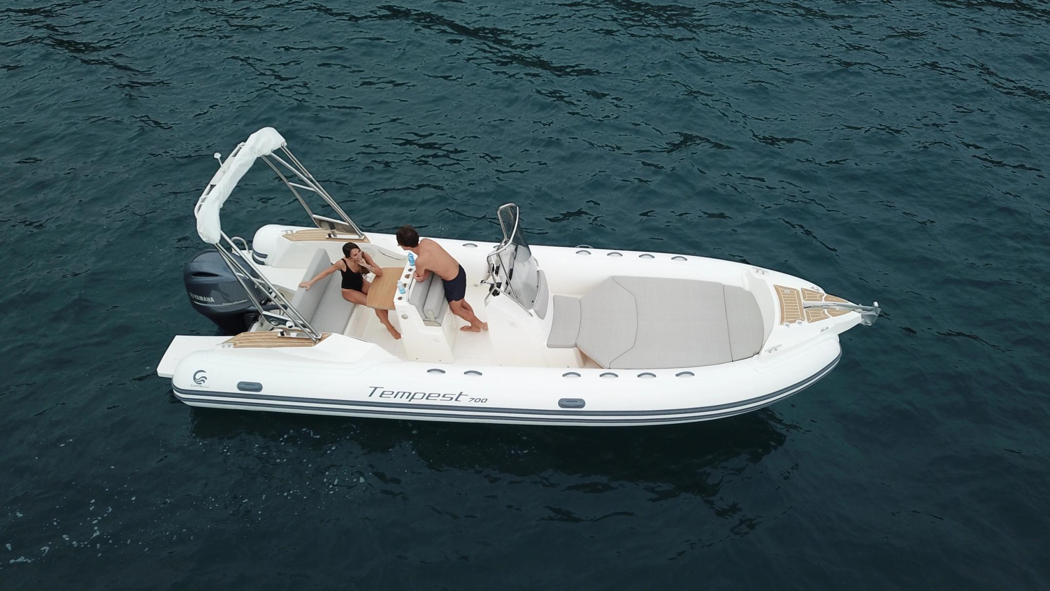 Bateau Tempest blanc amarré en Corse chez un concessionnaire de bateaux neufs