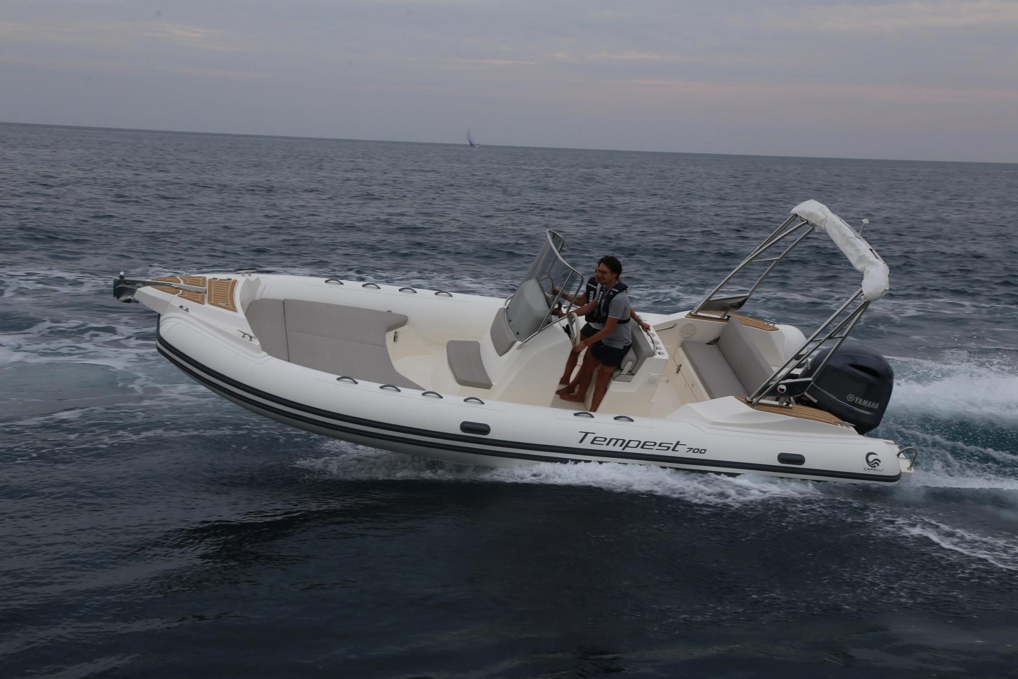 Bateau semi-rigide Tempest blanc avec moteur amarré en Corse, concessionnaire de bateaux neufs