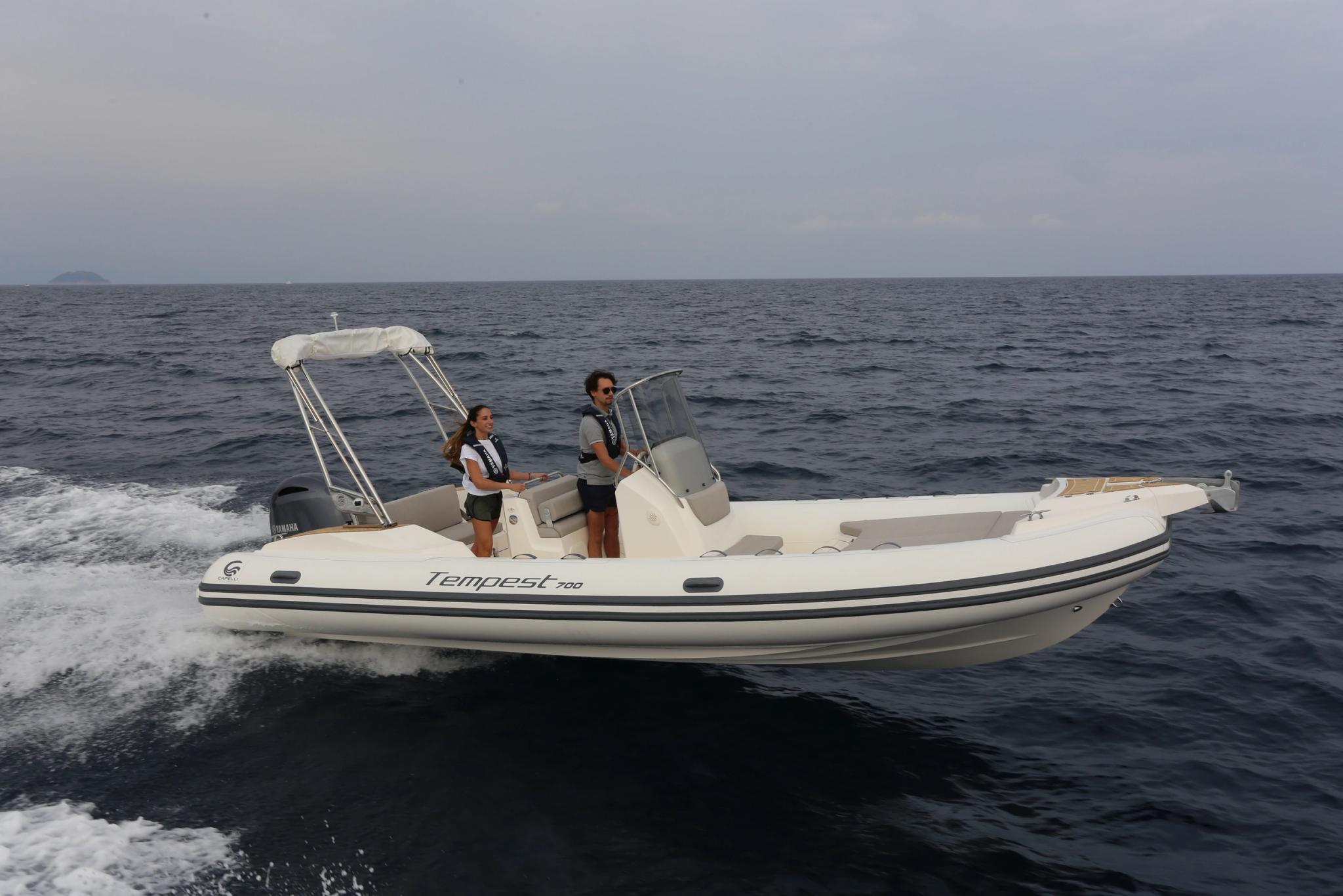 Bateau Tempest neuf du concessionnaire de bateaux neufs en Corse avec passagers en mer