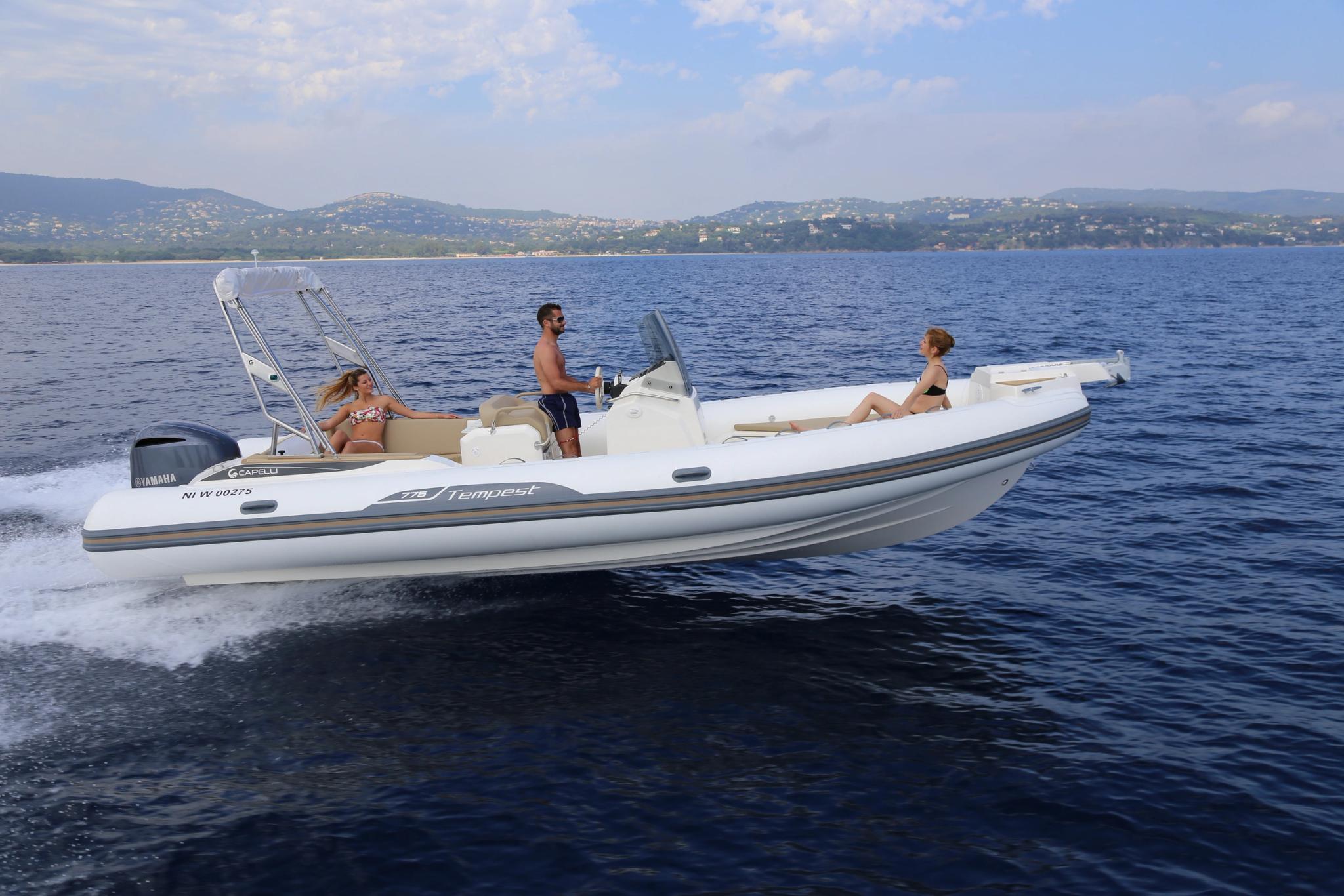Bateau neuf Tempest avec moteur Yamaha présenté par un concessionnaire de bateaux en Corse