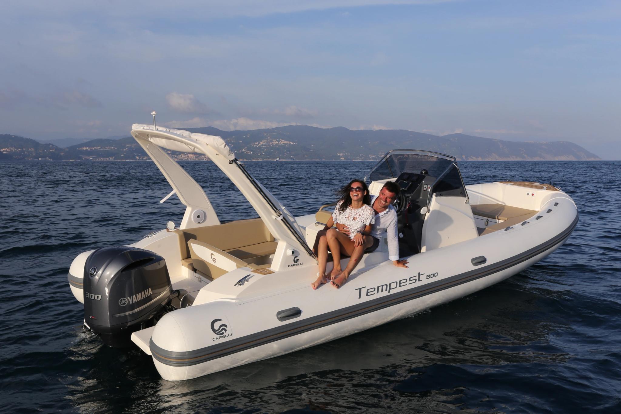 Couple profitant d'un bateau neuf Tempest 800 chez un concessionnaire de bateaux neufs en Corse