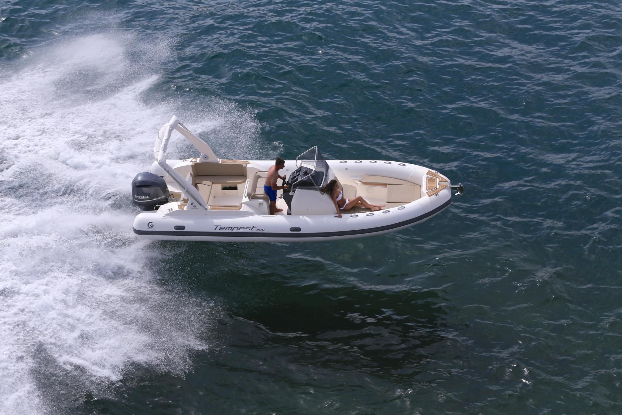 Bateau pneumatique Tempest blanc avec moteur Yamaha naviguant près des vagues en Corse