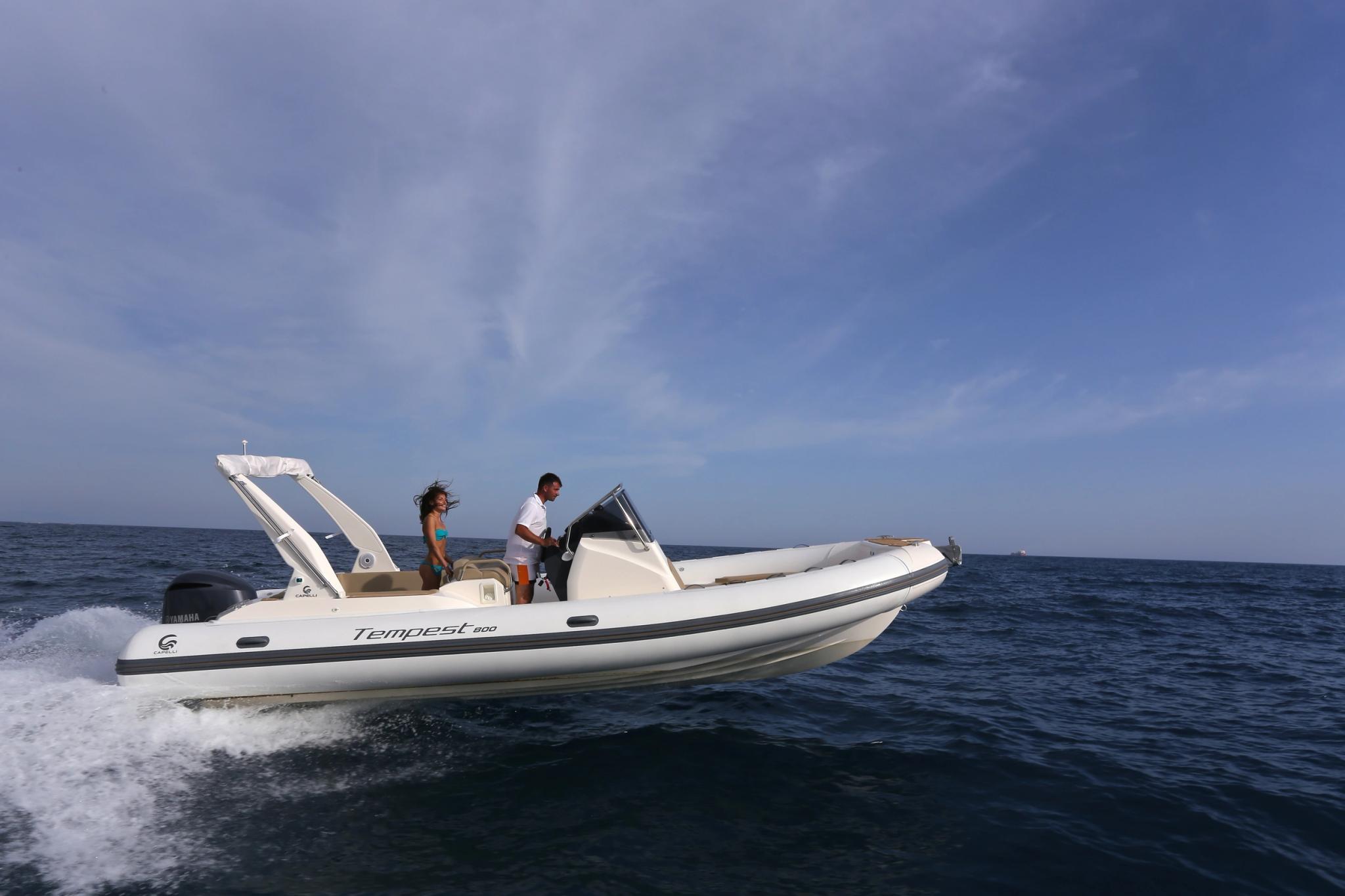 Concessionnaire de bateaux neufs en Corse avec vedette Tempest à la mer