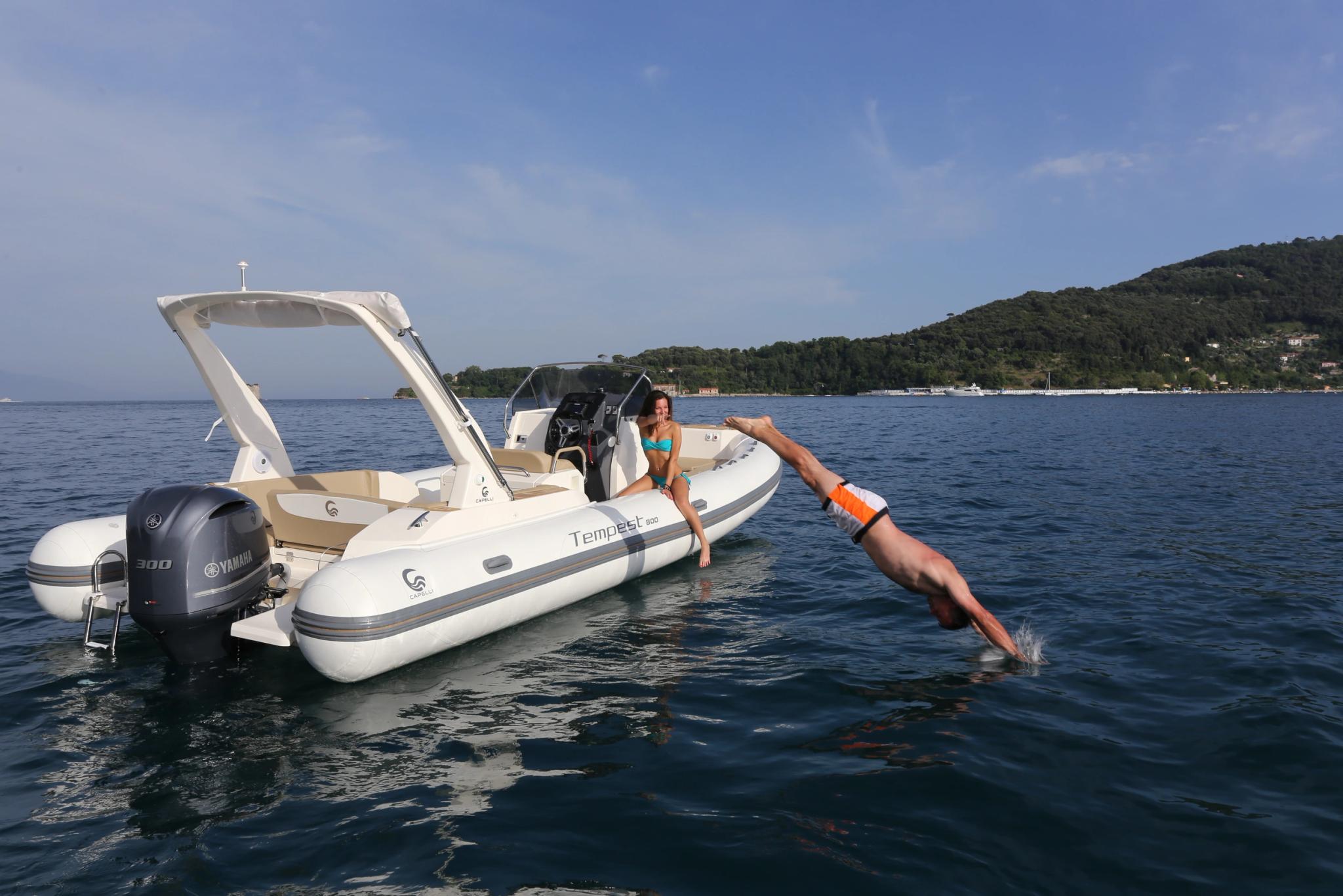 Concessionnaire de bateaux neufs en Corse avec bateau blanc à moteur amarré en mer