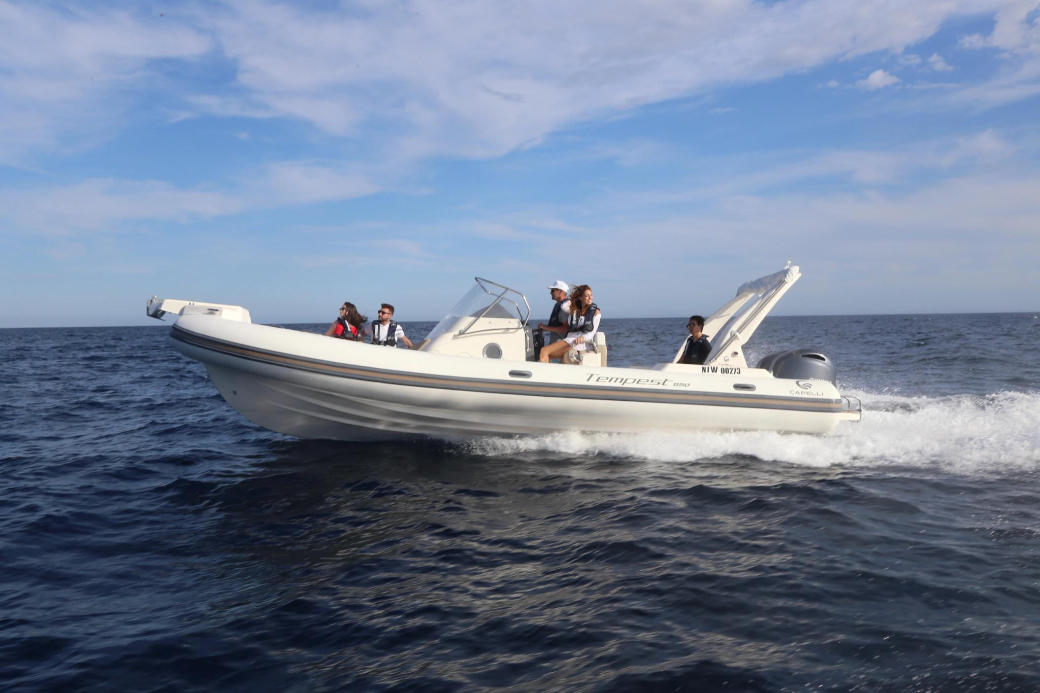 Concessionnaire de bateaux neufs en Corse avec bateau côtier blanc en mer