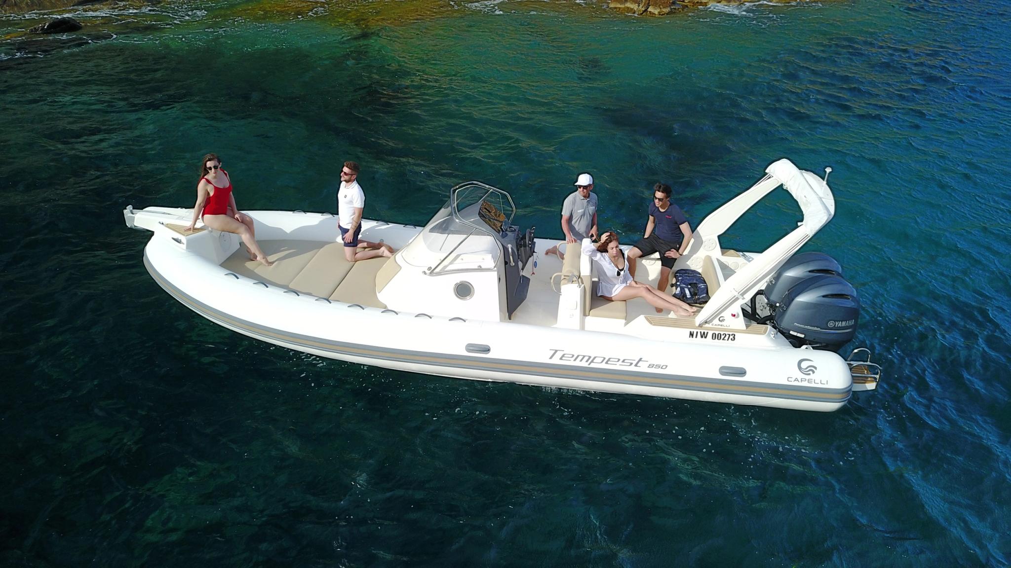 Bateau Tempest blanc Capelli avec concessionnaire de bateaux neufs en Corse amarré en mer turquoise