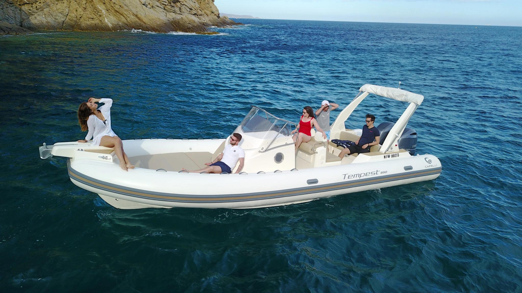 Concessionnaire de bateaux neufs en Corse avec groupe de touristes sur bateau Tempest en mer méditerranée