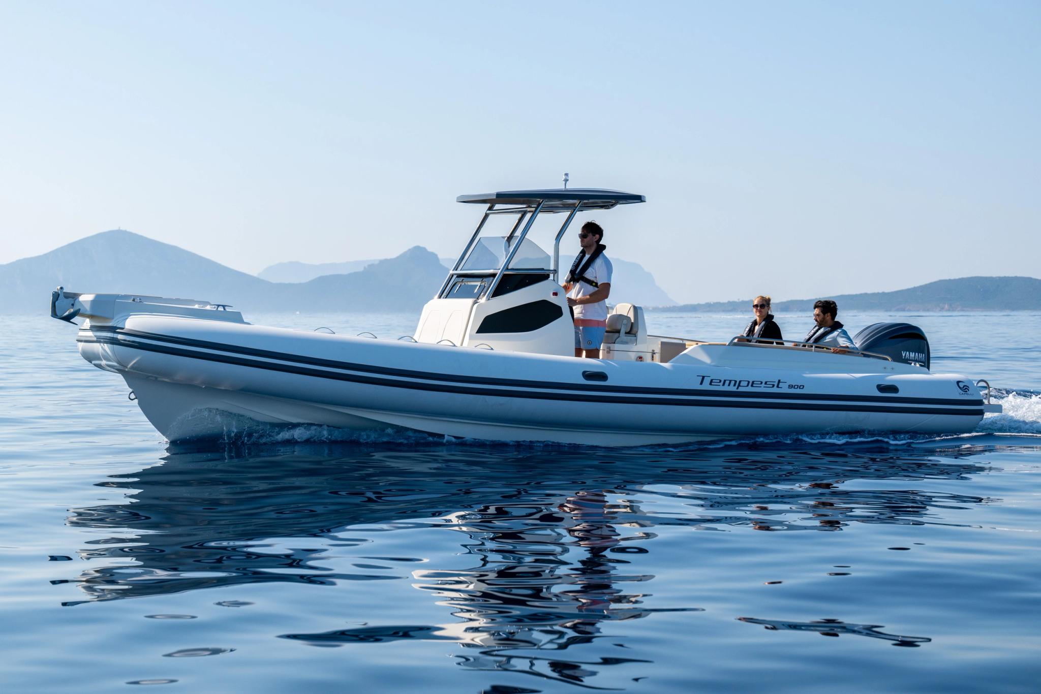 Bateau Tempest blanc avec passagers en Corse, concessionnaire de bateaux neufs en mer
