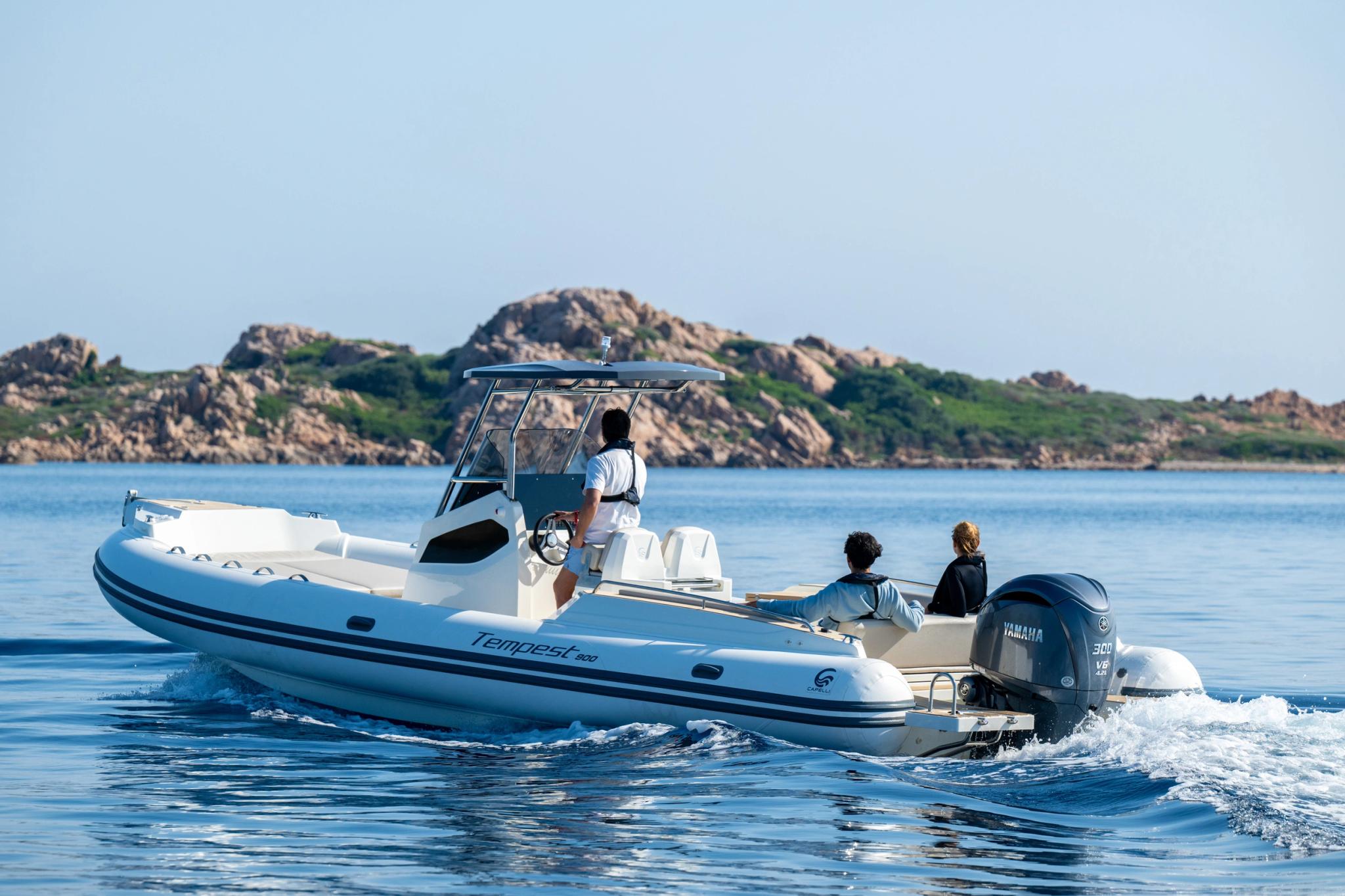 Concessionnaire de bateaux neufs en Corse avec bateau moteur en mer