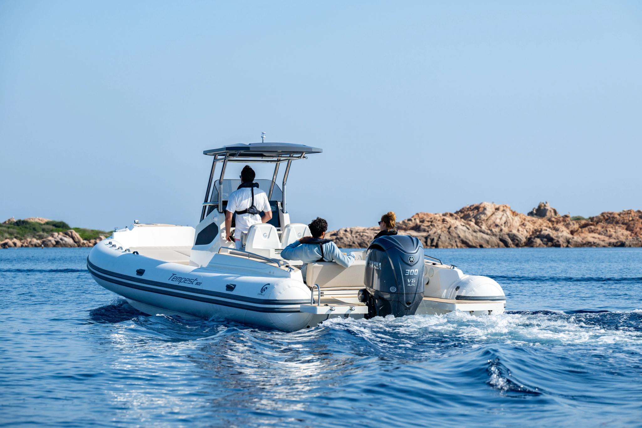 Concessionnaire de bateaux neufs en Corse avec bateau à moteur en mer