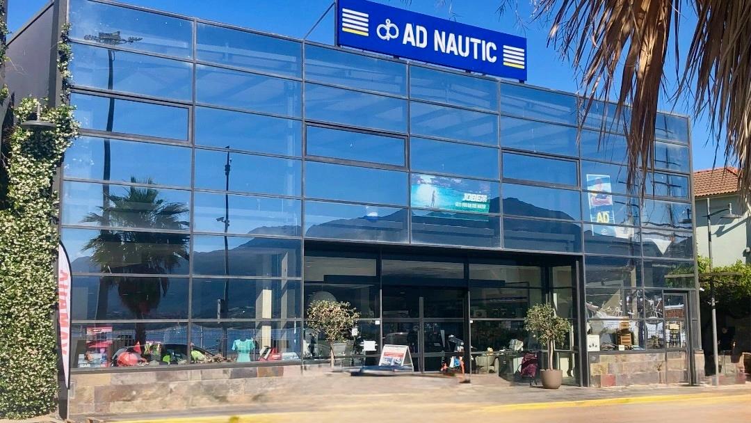Magasin de nautisme Ad Nautic avec façade vitrée moderne et terrasse