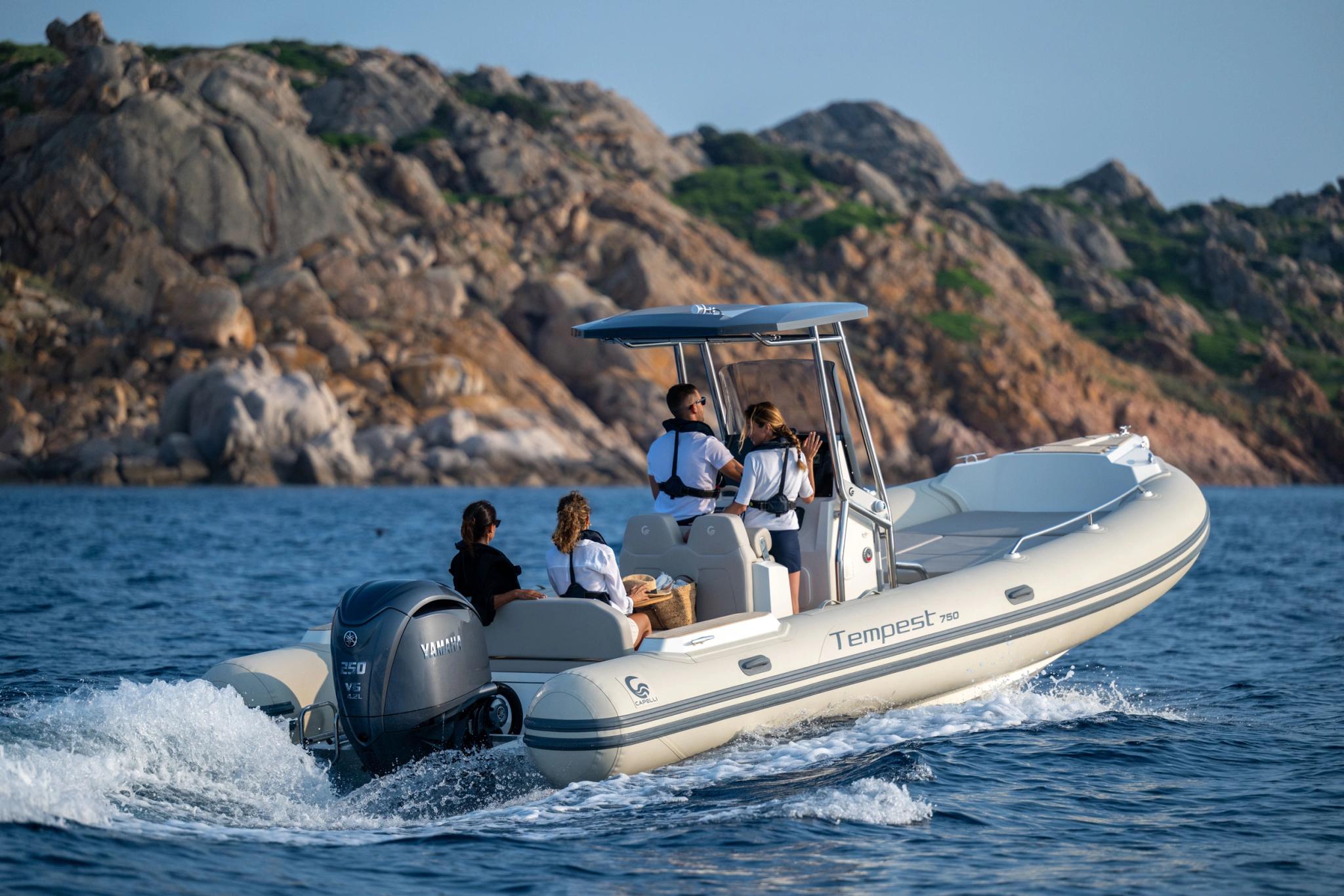 Concessionnaire bateaux neufs en Corse avec vedette Tempest en mer près de roches