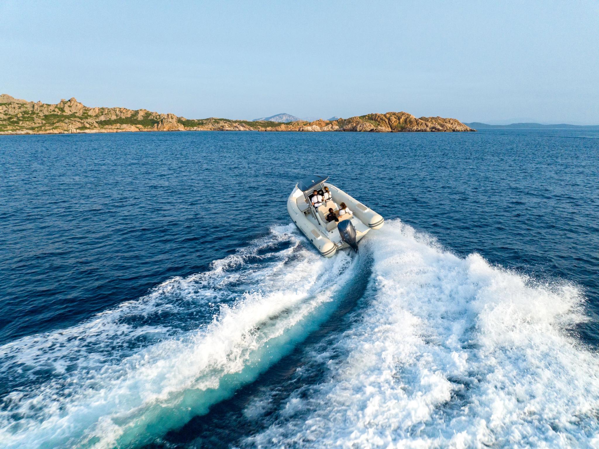 Bateau pneumatique neuf de concessionnaire Corse naviguant sur la mer turquoise