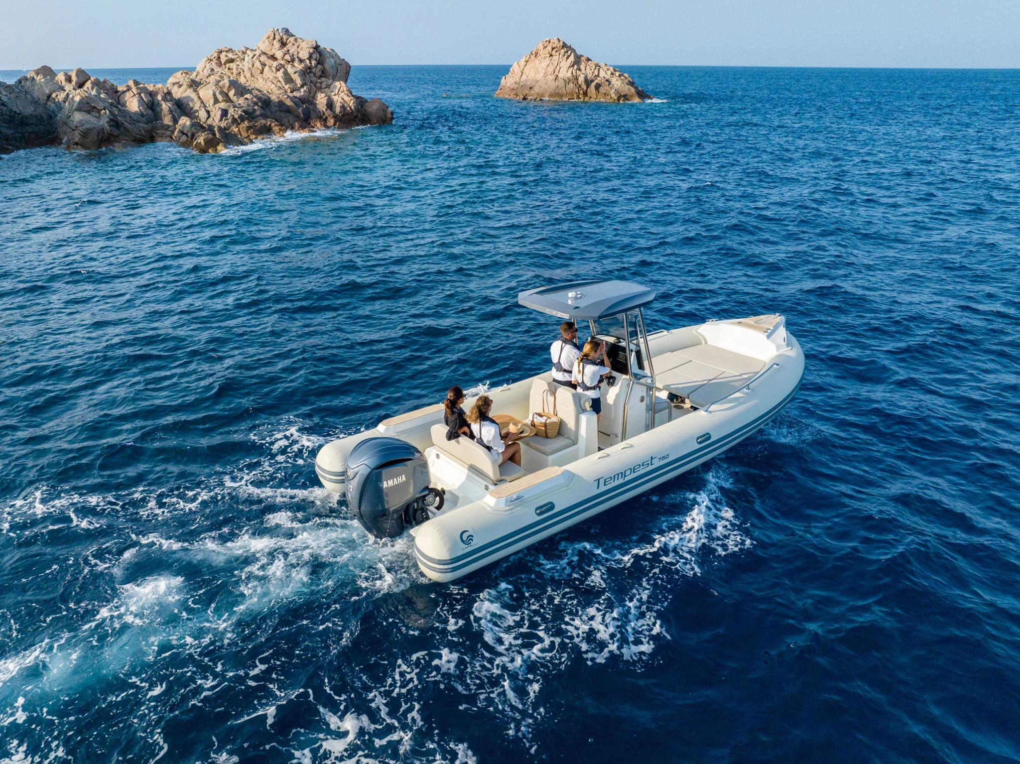 Bateau neuf de concessionnaire en Corse naviguant près des rochers en mer méditerranée