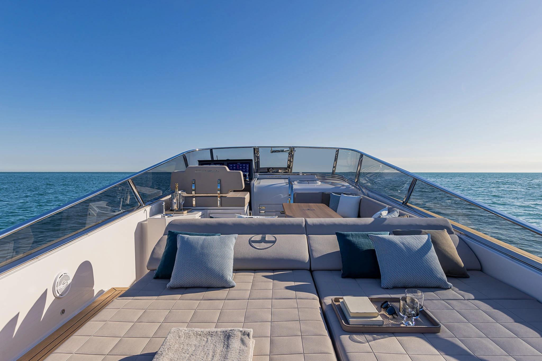 Pont spacieux d'un luxueux yacht avec sièges confortables, idéal pour l'entretien et réparation de bateaux modernes