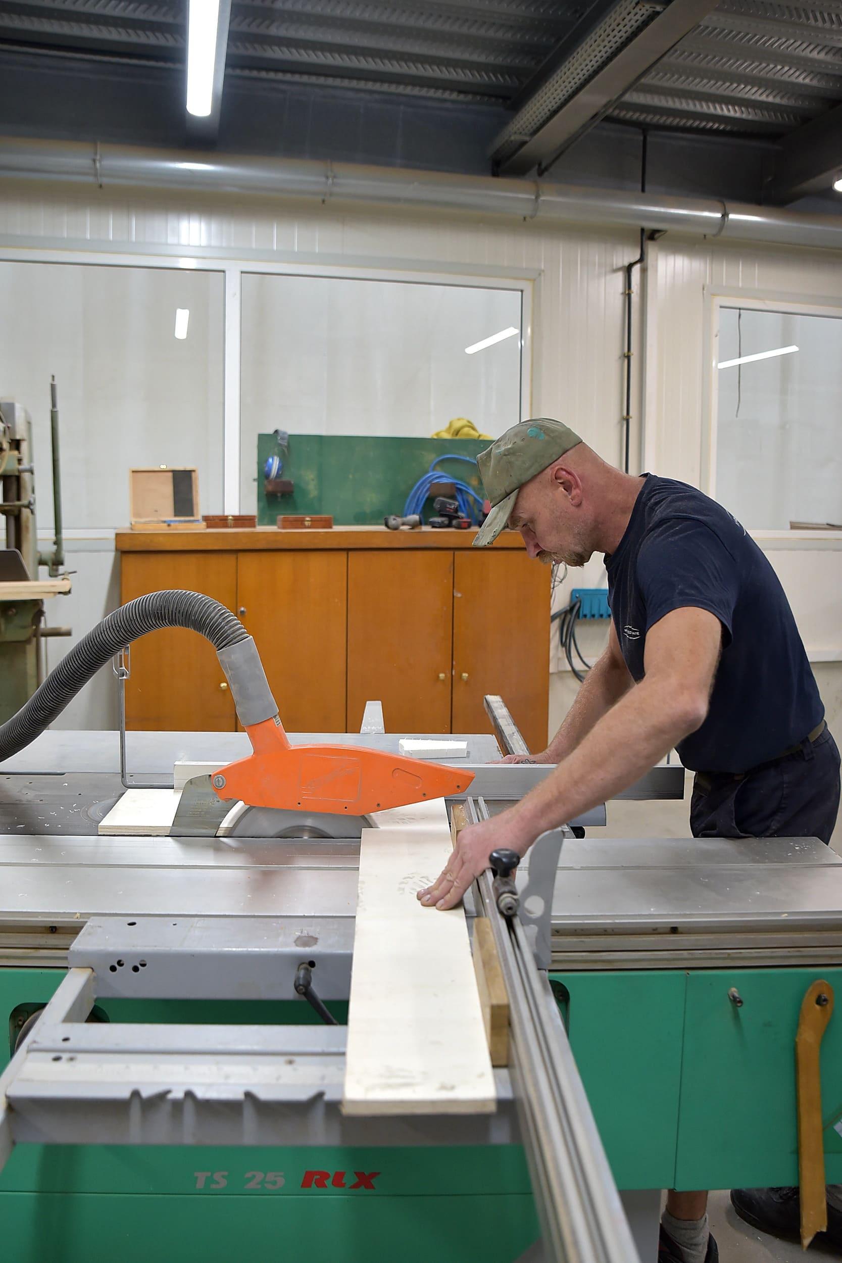Technicien réparant un bateau dans un atelier d'entretien et de réparation de bateaux