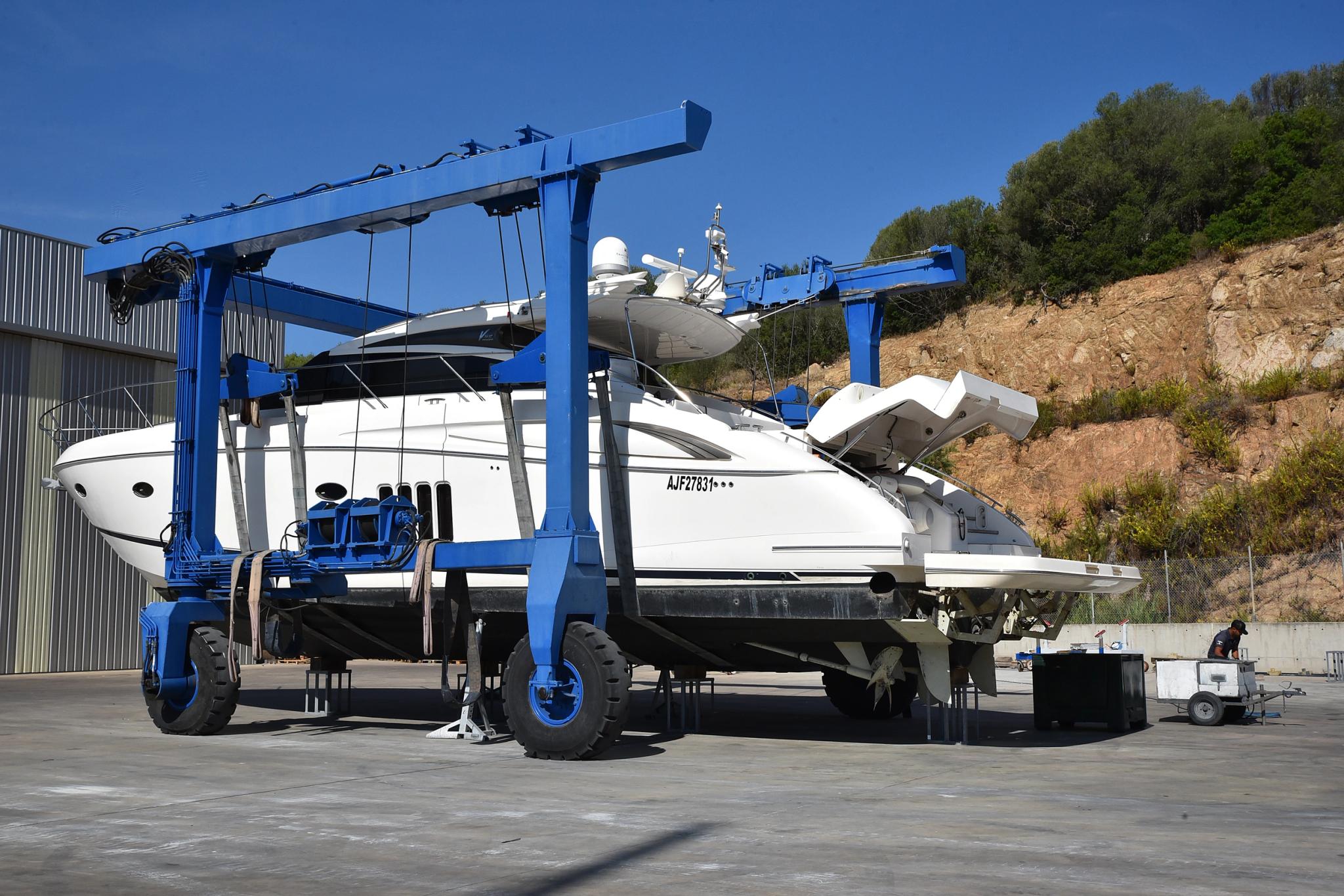 Grue de stationnement et manutention pour bateau de plaisance dans un chantier naval