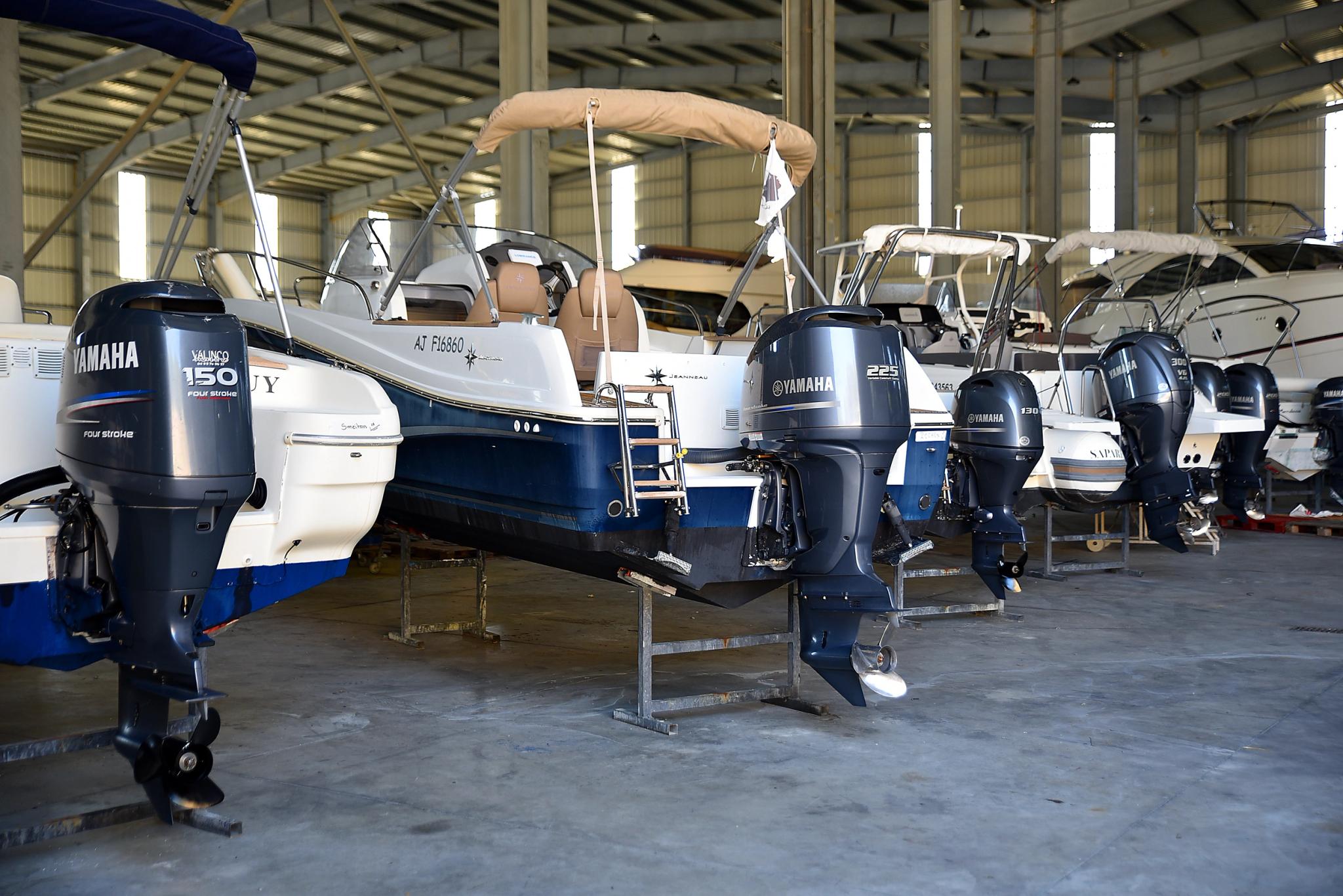 Stationnement de bateaux de plaisance avec moteurs Yamaha dans un hangar couvert