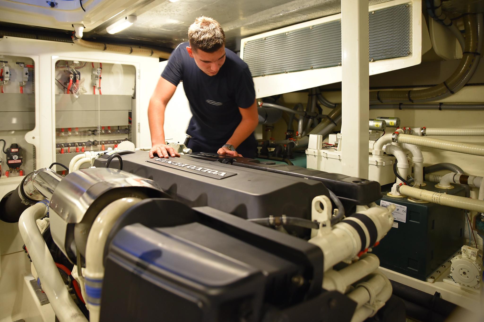 Technicien inspectant un moteur marin dans le chantier naval