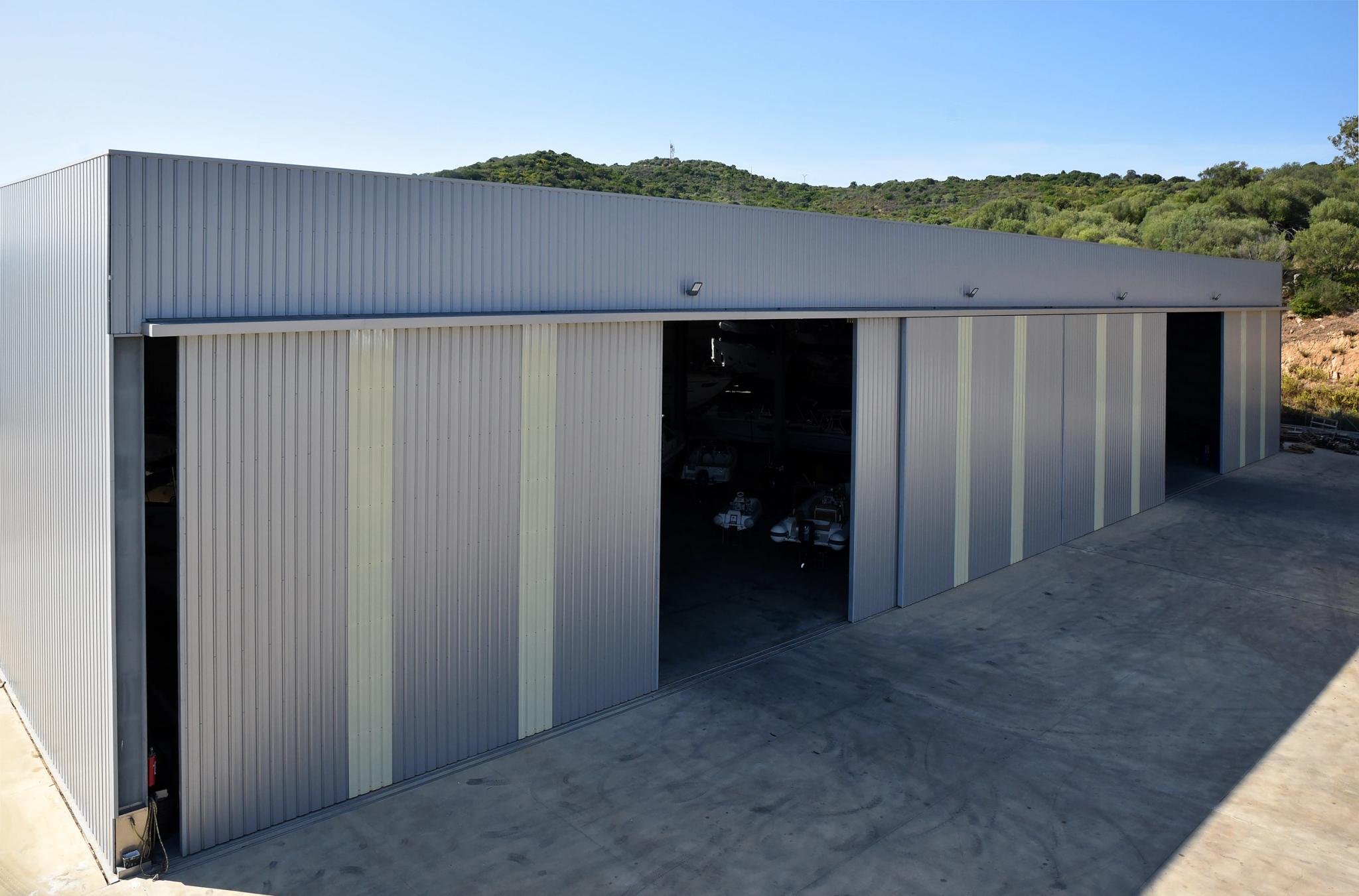 Hangar de stationnement couvert pour bateau avec portes coulissantes en tôle ondulée