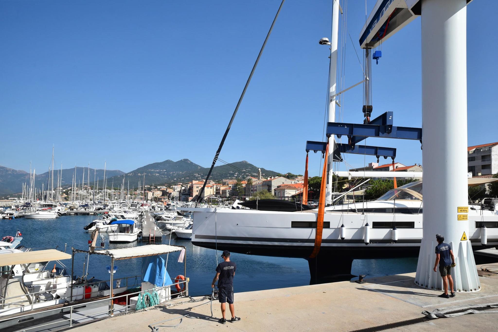 Port méditerranéen avec voiliers et services de maintenance nautique professionnels