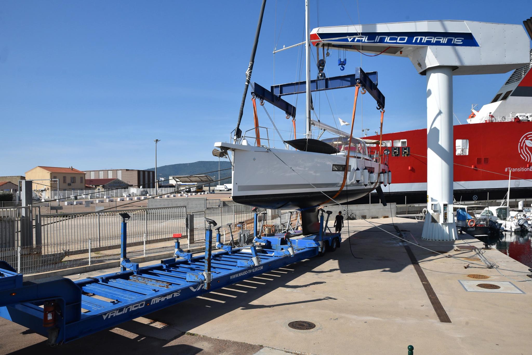 Entretien et réparation de bateaux dans un chantier naval avec grue de levage
