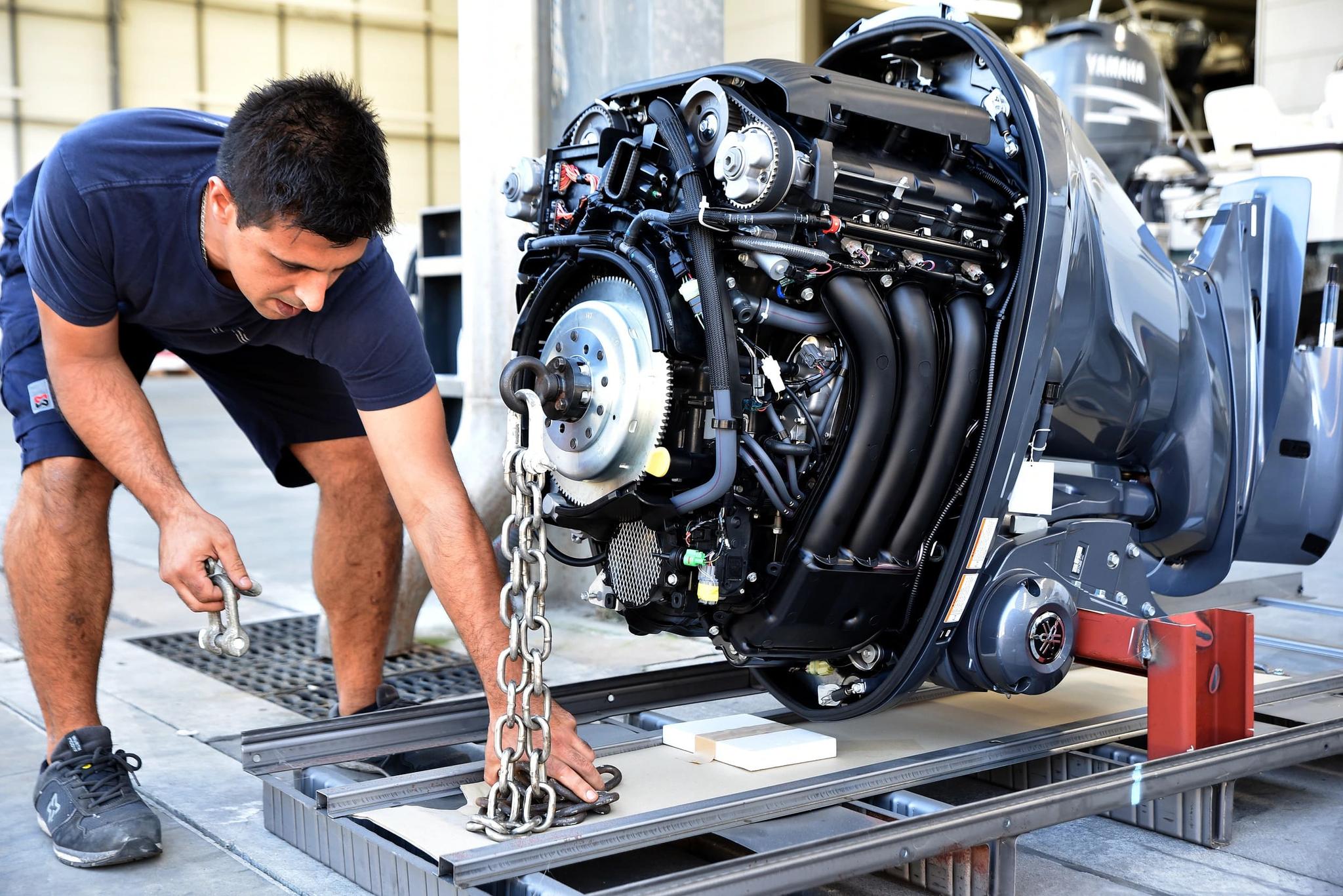 Mécanicien effectuant des services de maintenance sur moteur automobile en atelier