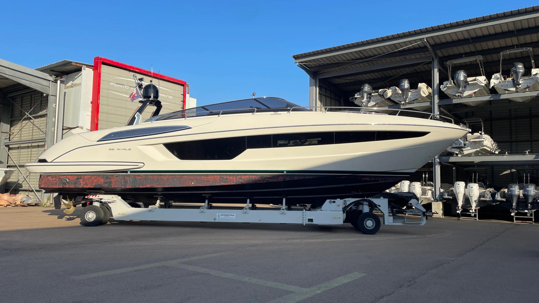 Bateau de luxe en stationnement et hivernage dans un port de plaisance