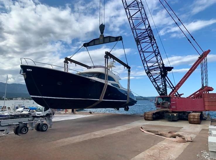 Navire suspendu par grue lors de stationnement et hivernage en port maritime