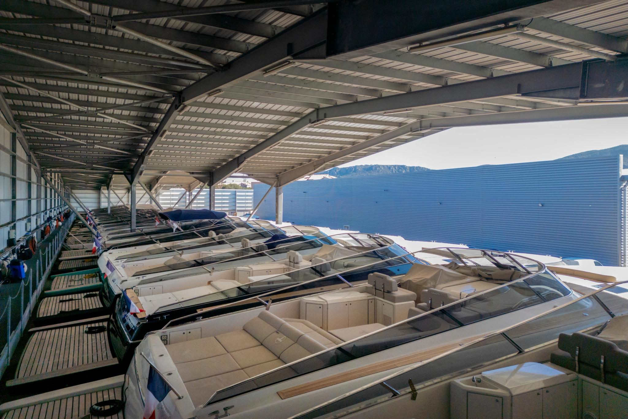 Bateaux stockés sous hangar pour stationnement et hivernage sécurisé